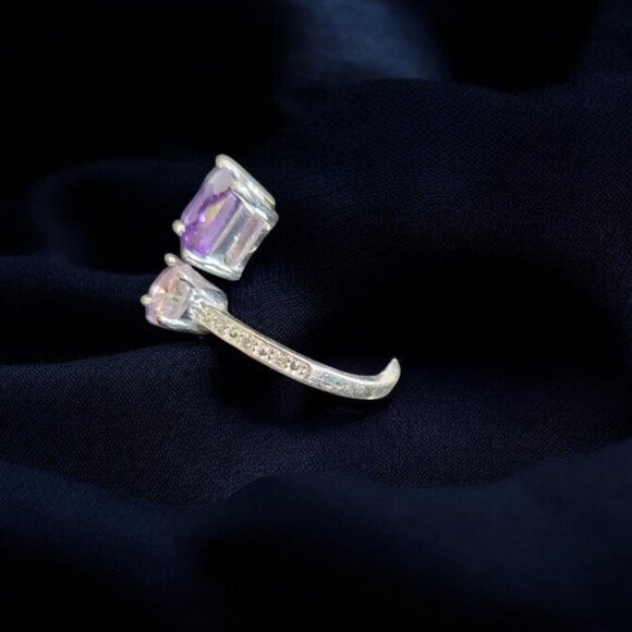 Vintage AVON NVC Silvertone Amethyst Gemstone Rhinestone Ring Size 7.5 Adjustabl - Picture 3 of 4
